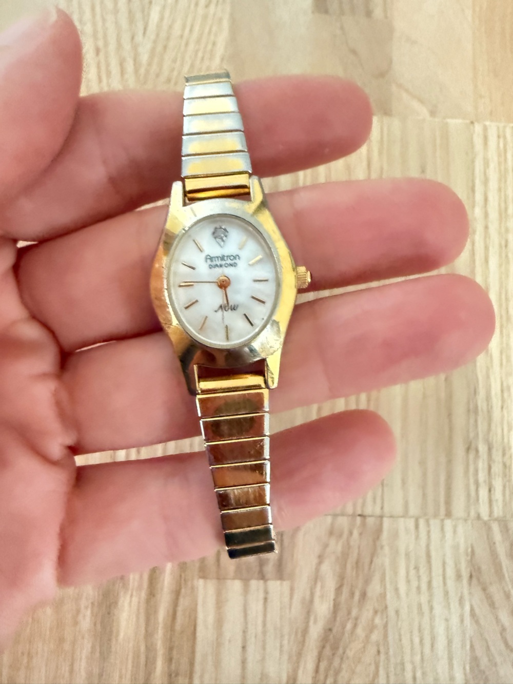Armitron Diamond ladies oval gold tone expansion band watch NEW BATTERY